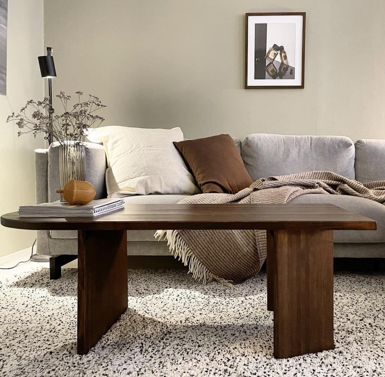 Handgjort soffbord i mörkt trä stylat i vardagsrum av Done by Hand